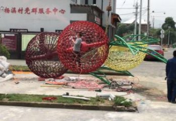 楊梅雕塑廠家，抽象水果雕塑，大型鏤空楊梅雕塑廠家