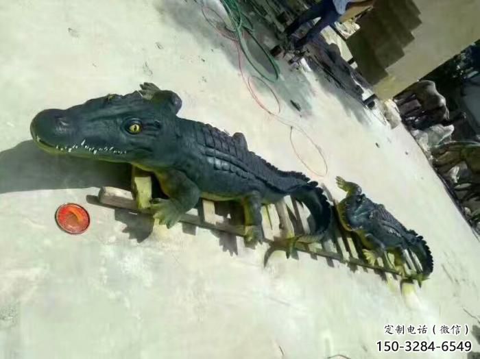 鱷魚雕塑廠家，仿真動物擺件，玻璃鋼仿真鱷魚雕塑廠