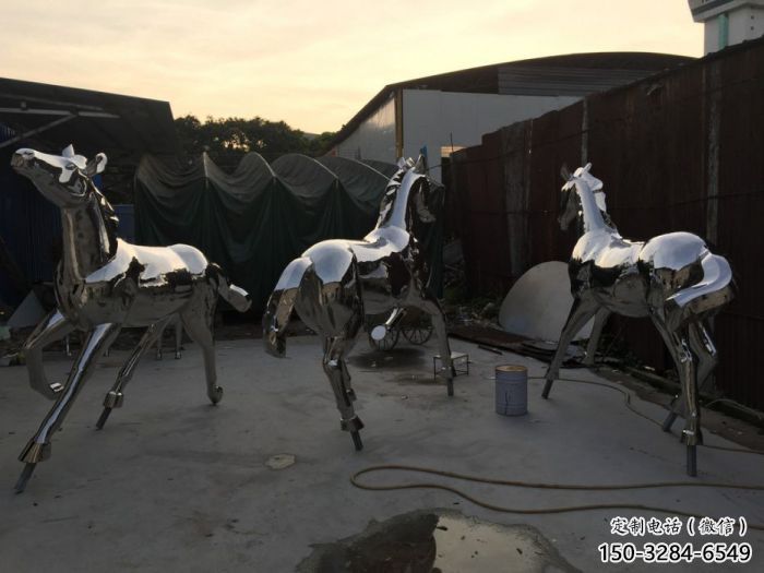 步行街戰馬雕塑廠家,景觀主題,鏡面工藝 步行街戰馬雕塑廠家,景觀主題,鏡面工藝