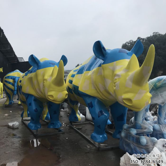 售樓部犀牛雕塑廠家，卡通景觀雕塑，彩繪題材