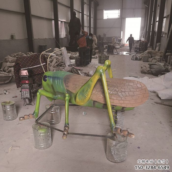 步行街蝗蟲雕塑，玻璃鋼昆蟲雕塑，彩繪效果