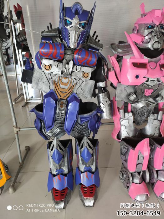 機甲小擎天柱和小紅蜂雕塑
