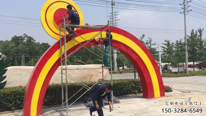 白云烤漆拱門雕塑，彩虹圖案設計，不銹鋼大門雕塑實景