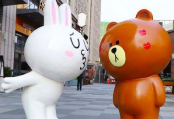 巴音郭楞步行街布朗熊雕塑，玻璃鋼動物雕塑，卡通方式